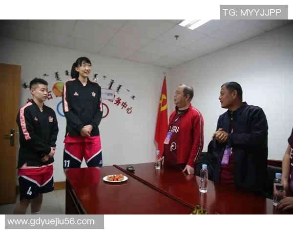 南京姚明蜡像揭幕引发篮球迷热烈追捧与文化交流新篇章