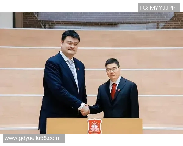 姚明亲临香港篮球盛宴引发球迷热烈追捧与期待
